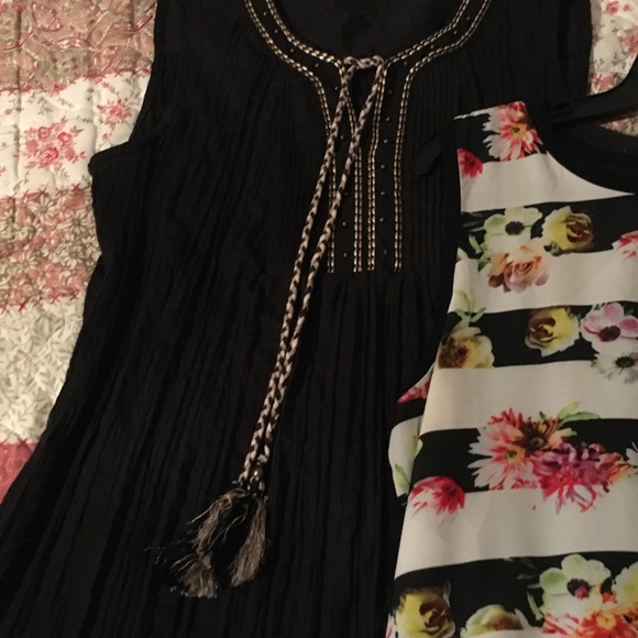 CLOSET CLOSING DEAL‼️ 6 TOPS + 2 Bonus! - Picture 5 of 9